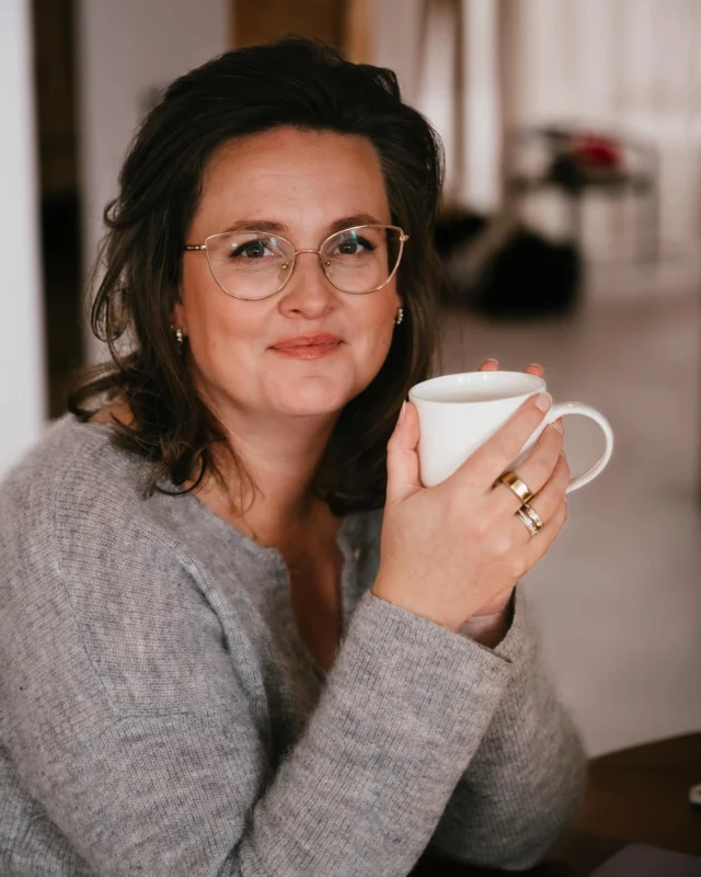 ‘Wat doe jij eigenlijk, Renate?’

Deze vraag kreeg ik vorige week, en die overvalt me áltijd een beetje. 

Ik ga dan vaak wat stamelen. Over Vitaily, over voor de klas staan, over een druk gezinsleven. Over de opleidingen die ik doe. Over mijn eigen droom, een wens om kinderen te helpen wat chillere ouders te hebben. Over verbinding, onderling in het gezin, wat ik zoveel om me heen zie afnemen als de kinderen ouder worden. En dat ik daar soms wat over deel. Hier op Insta. En soms een webinar geef. Als ik daar tijd en ruimte voor heb. 

Ik maak mailings, over opvoeden en persoonlijke ontwikkeling, die ik af en toe stuur. Als ik daar tijd en ruimte voor heb.
Ik schrijf een boek, waar ik aan werk als ik daar tijd en ruimte voor heb. 

Je snapt, mijn ‘elevator-pitch’ is nog niet erg sterk 😅

As we speak, of nou ja, as I schrijf, komt onze oudste zoon binnen van school. 
Hij is ziek. Hij rilt, heeft het koud en keelpijn. 
Ik maak een kopje thee.

Die mailing, dat boek, komt morgen wel. 

Zonder in het martelaarschap te gaan stappen, is dit dus wat ik doe. 
Ik woeker in de momenten dat het kan. Dan gaat de laptop open, dan schrijf ik. Dan leer en studeer ik. Dan werk ik.

Maar het állermooiste ‘werk’ dat ik doe, is dat ik vandaag hier kan zijn, thuis. Met dat kopje thee. 

(Want als je dénkt dat je grote kinderen je minder nodig hebben; sorry to teleurstel, maar dat is allesbehalve waar🥰 )

En check deze práchtige foto van @esthereva . Zó blij met deze nieuwe verse reeks! 📷