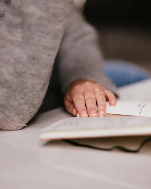 Ik heb mezelf de afgelopen dagen letterlijk teruggetrokken om te werken aan mijn boek. Het idee ligt al meer dan een jaar op de plank, op wat oplevingen en pogingen na bleef het zo lekker liggen in mijn bureaubladmapje. 

De waan van de dag, alles wat ‘moet’, werk, school, kinderen, het zorgde ervoor dat ik er niet aan toe kwam. Dat ik het niet tot een prioriteit maakte. (Want als je wilt, kan je alles doen.) Ik verzandde gewoon in alles zo goed mogelijk proberen te doen (wat nooit lukt 🙋‍♀️) om vervolgens ’s avonds om 21:00 ingestort te zijn. Mijn laptop open om een boek te schrijven? WHAHAHAHA. Grappenmaker. 

Maar het bleef knagen. Niet omdat ik nu zo graag een boek wil maken, of mijn foto op de cover 😉, maar omdat ik zoveel passie blijf voelen voor het onderwerp. 

Opvoeden. 
Een suf woord. 
Ouderschap. 
Ook een suf woord eigenlijk. 
Maar iedereen weet wel waar we het over hebben. 

Als Conscious Parenting Coach (en ook gewoon als moeder) zie ik veel kinderen die de connectie missen met hun ouders. 
Ik zie veel ouders vanuit autoriteit proberen te redden wat er te redden valt. 
Maar zonder connectie is autoriteit inzetten als benzine op een vlam 🔥

En ik geloof dat dat beter kan. Dat dat eenvoudiger kan, speelser, leuker, liefdevoller en grappiger. 

Dus dat schrijf ik op. 
Zodat zoveel mogelijk ouders kunnen lezen hoe zij de verbinding met hun kind weer kunnen vinden. 

Oh. En ondertussen kan ik die van mij ook regelmatig achter het behang plakken hoor. Make no vergissing. 🫣