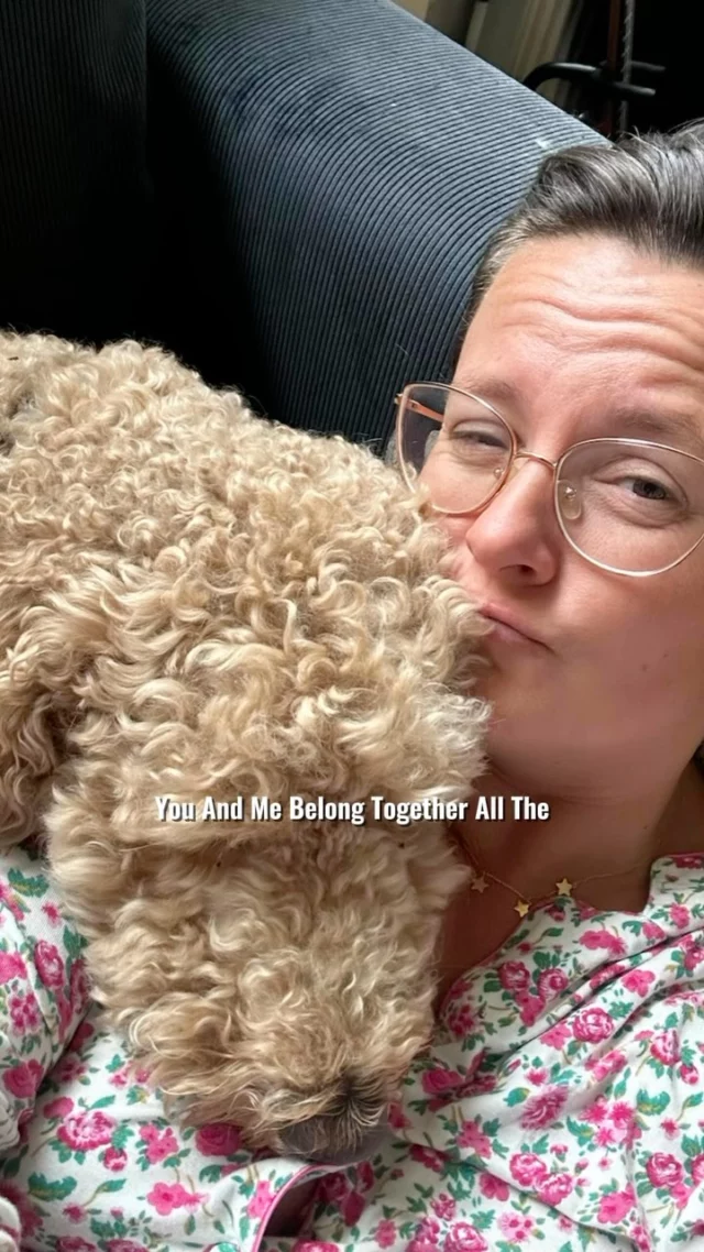 Een puppy. 
Een Labradoodle. Want dat zijn echte gezinshonden. 

Zo, tikje naïef, begonnen we ons ‘Bobbie-avontuur’. 
Hij was wat angstig, dus hielpen we hem door het allemaal aan te gaan. Socialiseren, oefenen. 

We woonden in Spanje, en door de totale onderprikkeling daar werd Bobbie, inmiddels in Nederland, nóg angstiger. 

Hij blaft. Hard.
Hij springt op mensen af. Intens.
Hij kan onvoorspelbaar reageren. 

Ik zag het een half jaar geleden niet meer zitten, op deze manier een hond hebben is écht geen pretje. Uitlaten was een uitdaging, en visite ook een behoorlijke. Ons hele gezinsleven werd erdoor beïnvloed. 

En dus deed ik wat ik altijd doe als ik zelf iets niet weet/kan. Hulp vragen. 

@ambervanommeren keek direct met ons mee en gaf ons adviezen. Ik reed regelmatig 2 uur in de auto om samen met haar en Bobbie te werken.

Adviezen en tips zijn heel fijn, maar uiteindelijk is een hond jóuw verantwoordelijkheid. Míjn werk, mijn tijd, mijn aandacht.

En het gaat goed!

Bobbie zal vast altijd wat angstig blijven en reactief kunnen reageren. Maar het gaat zoveel beter met hem nu, door de zorg van Amber (ook haar mentale zorg voor mij erbij 🙋🏼‍♀️, huilende telefoontjes waren geen uitzondering) en door de verbintenis die we met Bobbie zijn aangegaan. 

Alles wat je aandacht geeft groeit 🚿